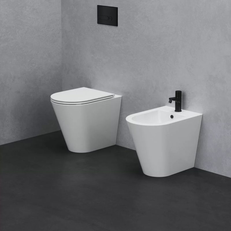 Azzurra Bidet e Vaso WC a terra filomuro con sedile coprivaso softclose Forma Sanitari Bagno